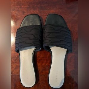 Super stylish sanctuary black slide sandals very comfortable